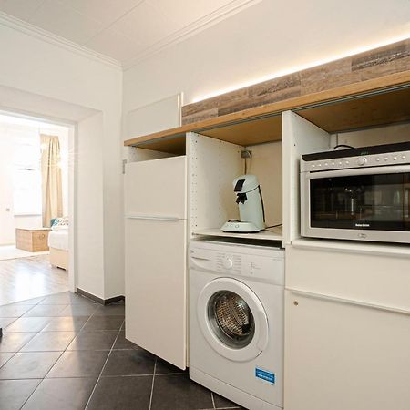 2-Room Apartment On The First Floor With Designer Renovation. Exit To The Courtyard. 15 Minutes To Schloss Schoenbrunn Wien Exterior foto