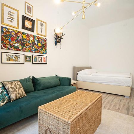 2-Room Apartment On The First Floor With Designer Renovation. Exit To The Courtyard. 15 Minutes To Schloss Schoenbrunn Wien Exterior foto