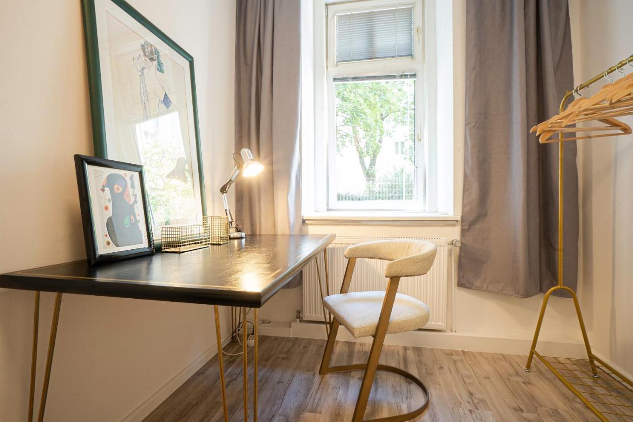 2-Room Apartment On The First Floor With Designer Renovation. Exit To The Courtyard. 15 Minutes To Schloss Schoenbrunn Wien Exterior foto