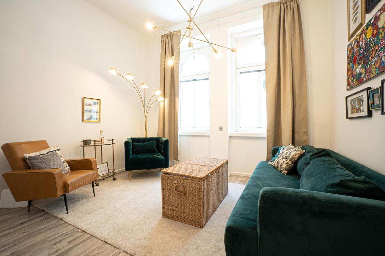 2-Room Apartment On The First Floor With Designer Renovation. Exit To The Courtyard. 15 Minutes To Schloss Schoenbrunn Wien Exterior foto