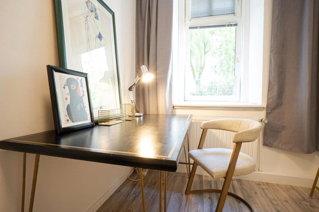 2-Room Apartment On The First Floor With Designer Renovation. Exit To The Courtyard. 15 Minutes To Schloss Schoenbrunn Wien Exterior foto