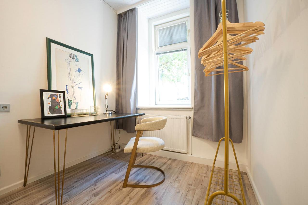 2-Room Apartment On The First Floor With Designer Renovation. Exit To The Courtyard. 15 Minutes To Schloss Schoenbrunn Wien Exterior foto