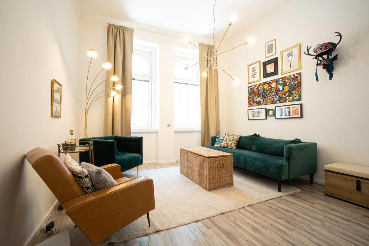 2-Room Apartment On The First Floor With Designer Renovation. Exit To The Courtyard. 15 Minutes To Schloss Schoenbrunn Wien Exterior foto