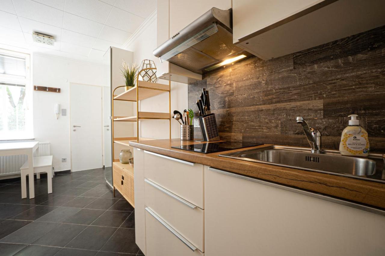 2-Room Apartment On The First Floor With Designer Renovation. Exit To The Courtyard. 15 Minutes To Schloss Schoenbrunn Wien Exterior foto