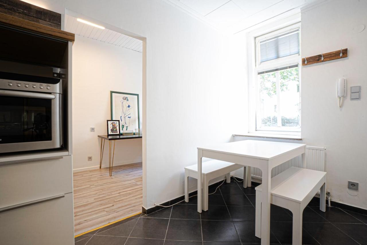 2-Room Apartment On The First Floor With Designer Renovation. Exit To The Courtyard. 15 Minutes To Schloss Schoenbrunn Wien Exterior foto